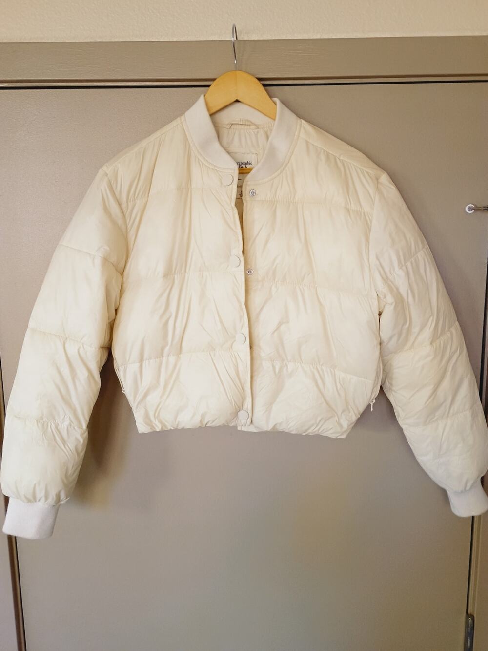 Abercrombie & Fitch minimalist clean girl quiet Luxury Puffer Bomber jacket snap